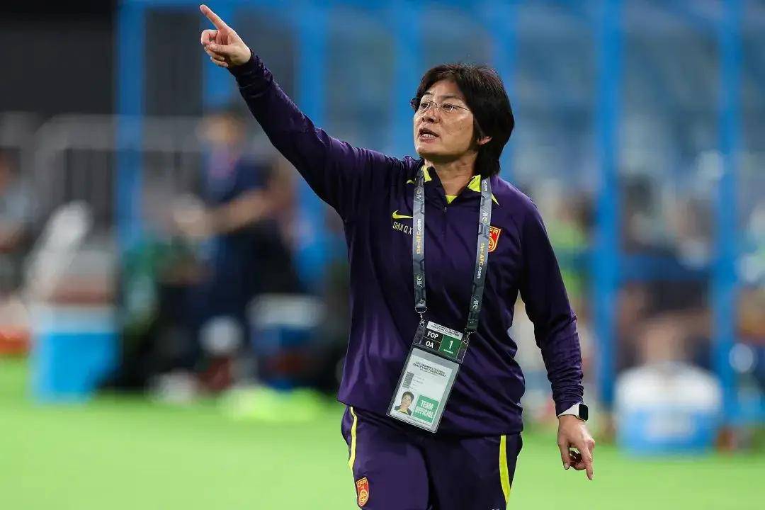 KOK体育-著名女足教练公布战术,备战国际比赛视频