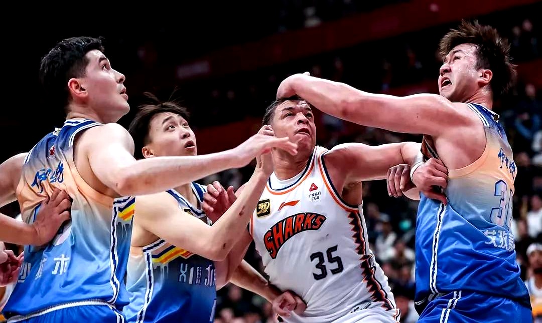 KOK体育-激烈对决掀起热潮，球员斗志昂扬的简单介绍